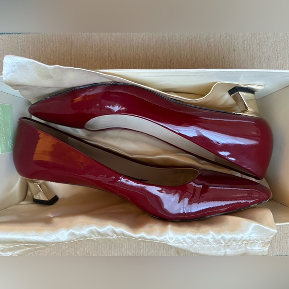 Ruby/garnet patent leather Carolinna Espinosa kitten-heel pumps, women’s size 8. - Picture 3 of 5